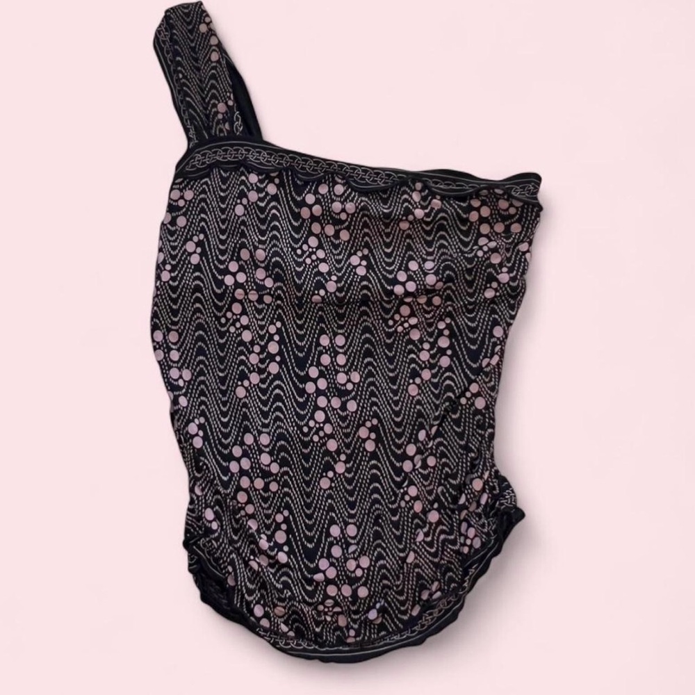 Max Studio One Shoulder Top | Black & Pink Wave Dot Print